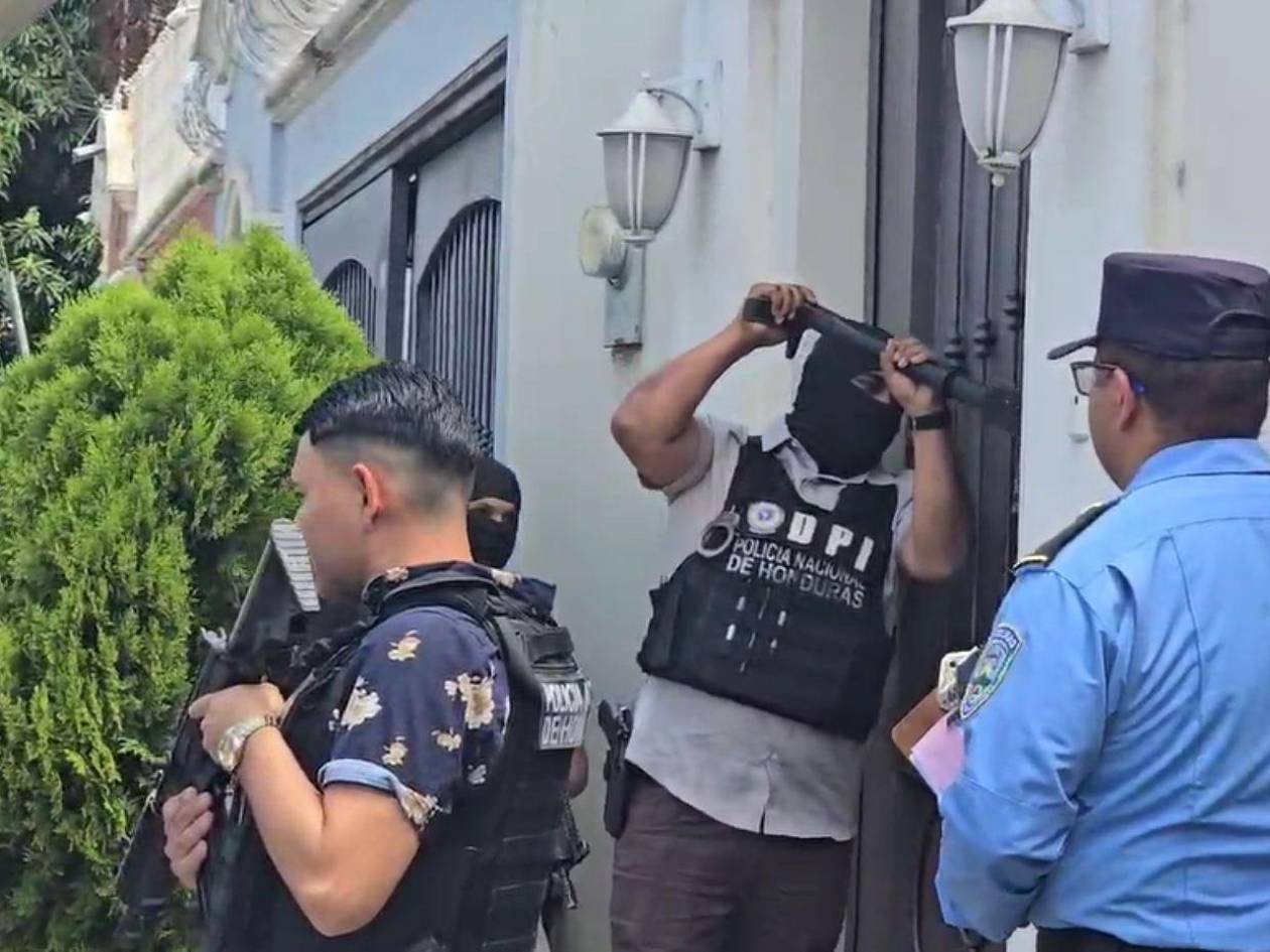 Por la fuerza sacan al periodista Esdras Amado López de su casa tras orden de captura