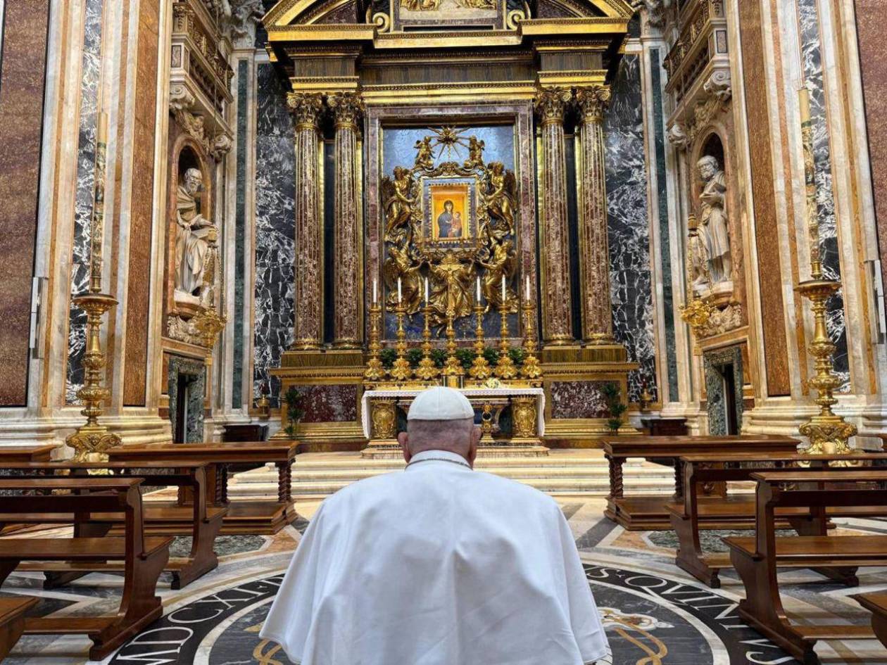 Papa Francisco en meditaciones del Vía Crucis: La economía de Dios no mata, ni aplasta