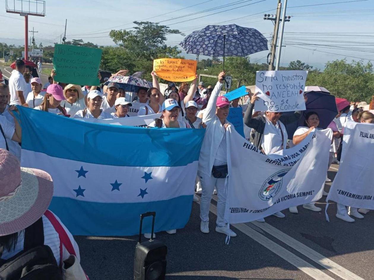 Enfermeras no ceden y protestas continuarán este martes en todo el país