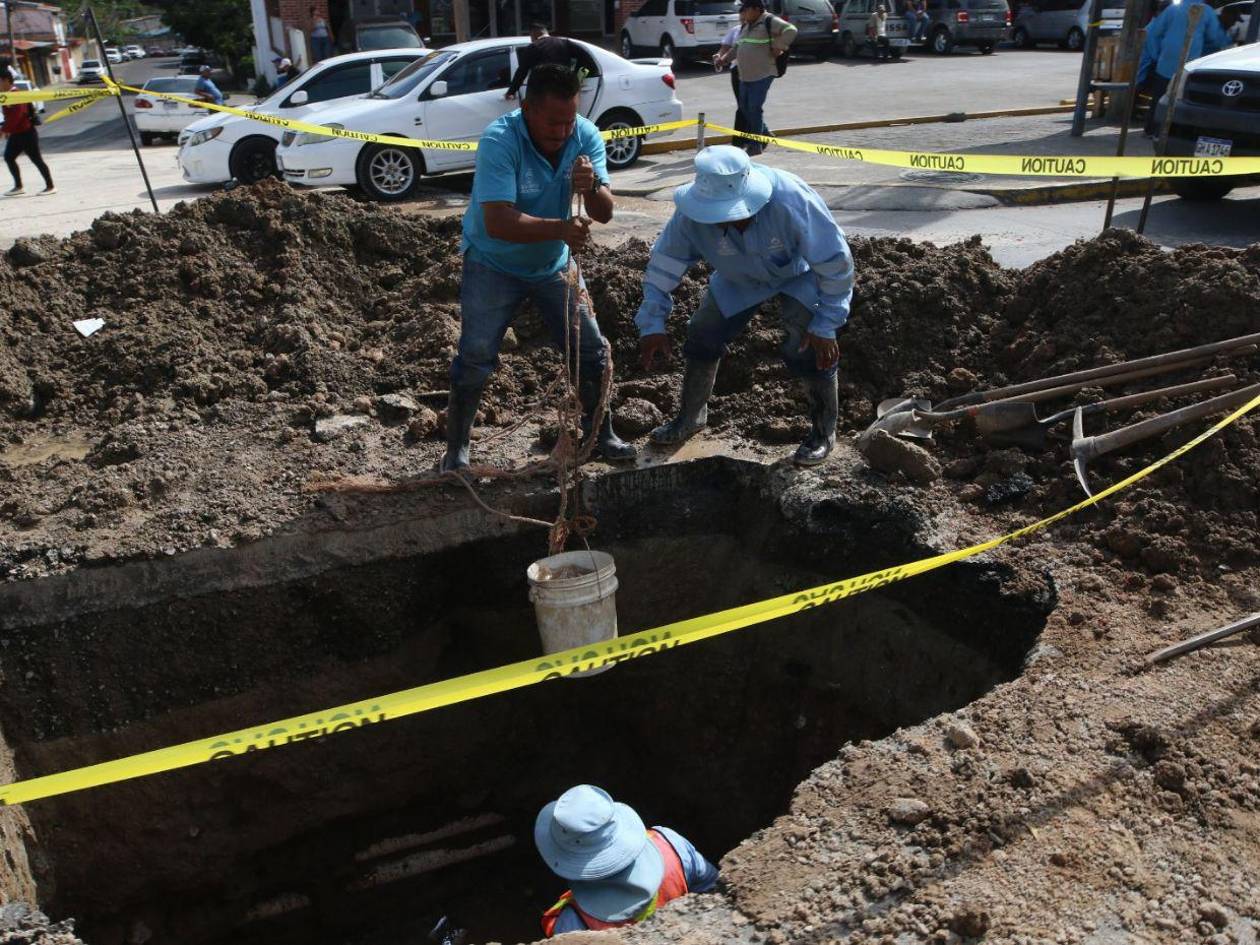 Reparación de tubería provoca congestionamiento en la salida al sur