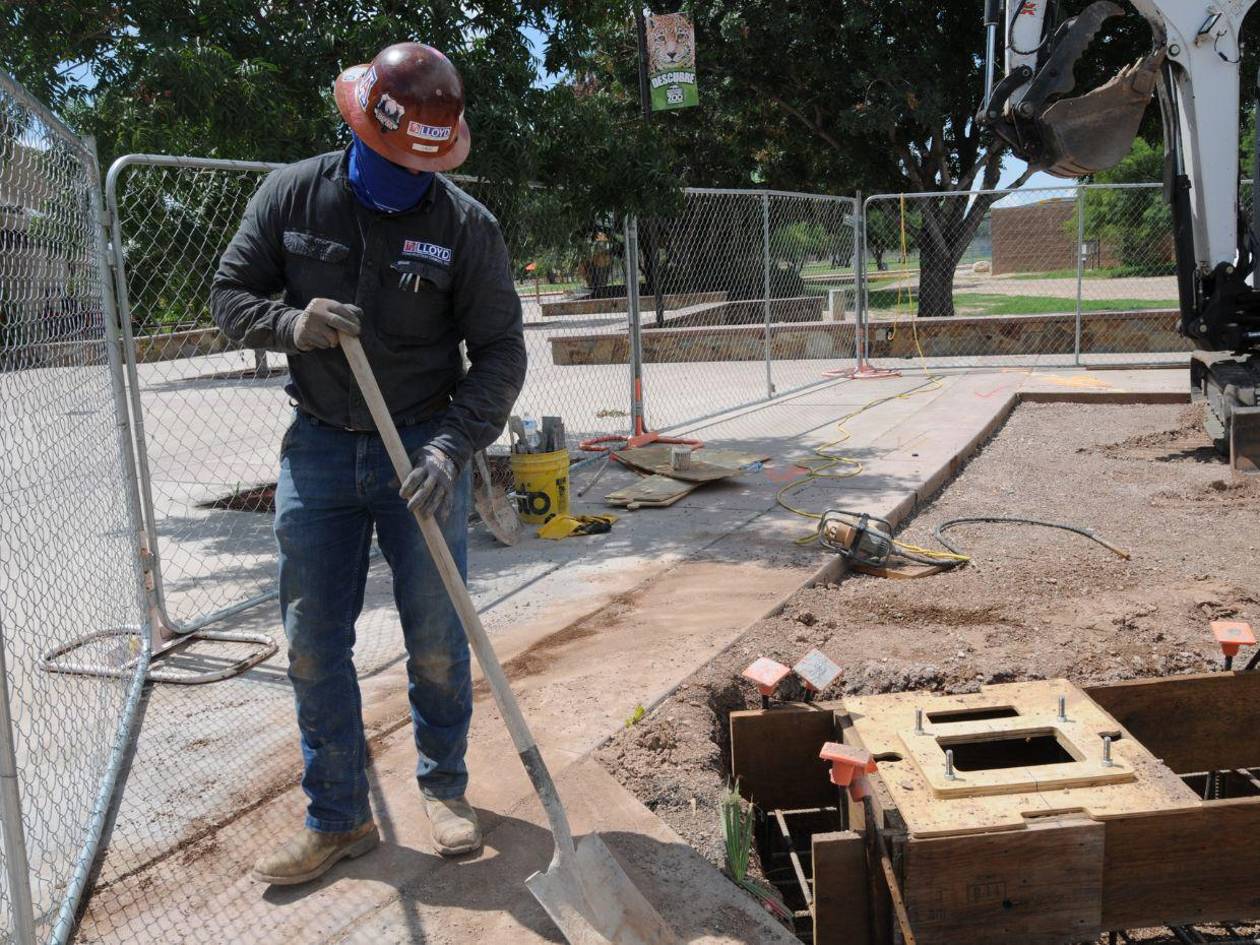 Inmigración arremete en sitios de trabajo para arrestar migrantes y acusar a empleadores