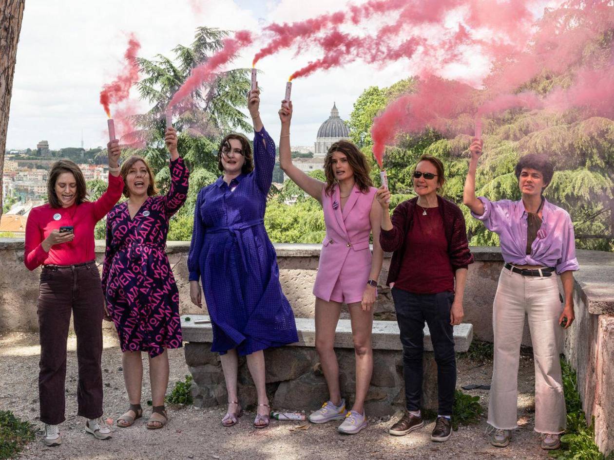 Mujeres piden más inclusión femenina con fumata rosa durante el cónclave