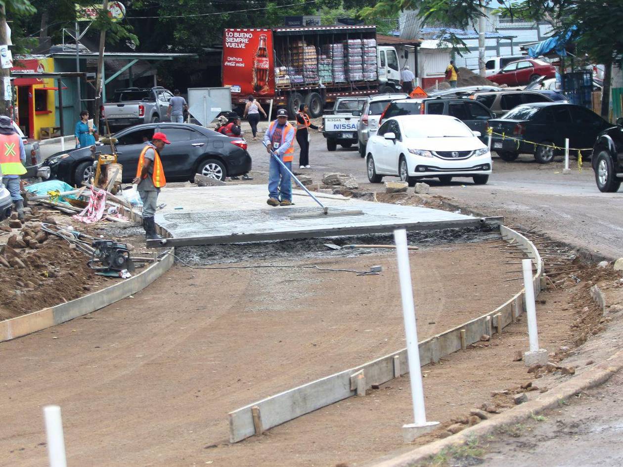 Solo en siete barrios y colonias de la capital se realizan trabajos de pavimentación