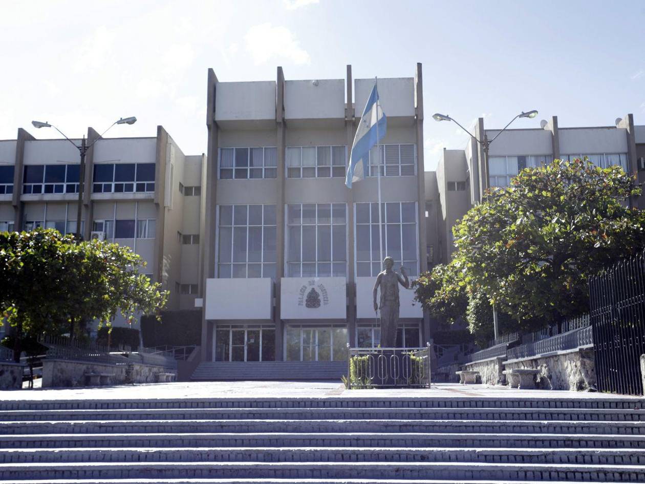 Exmagistrados de la Sala Constitucional podrán defenderse en libertad