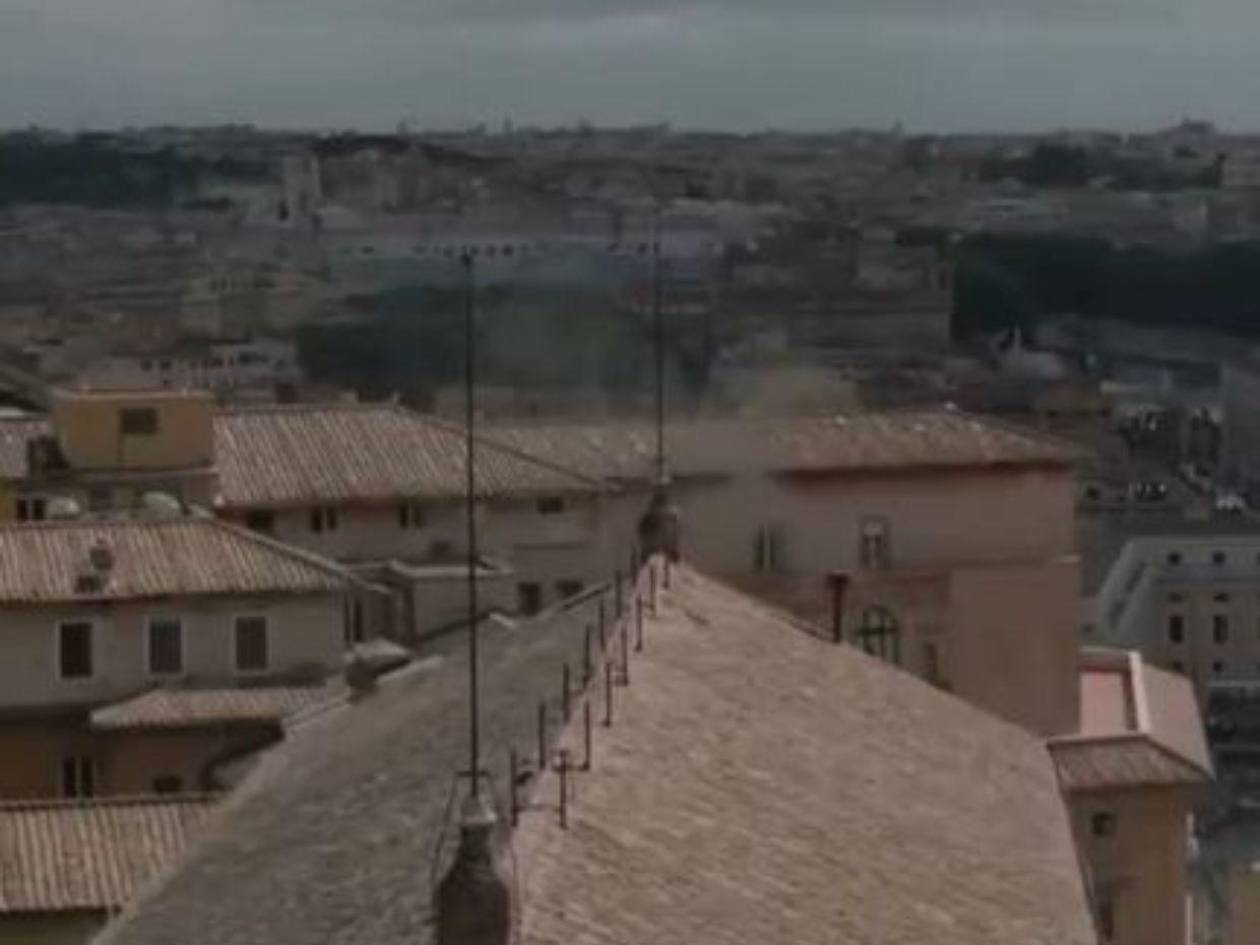 Algunos segundos de humo blanco tras la fumata negra confunden en la plaza de San Pedro