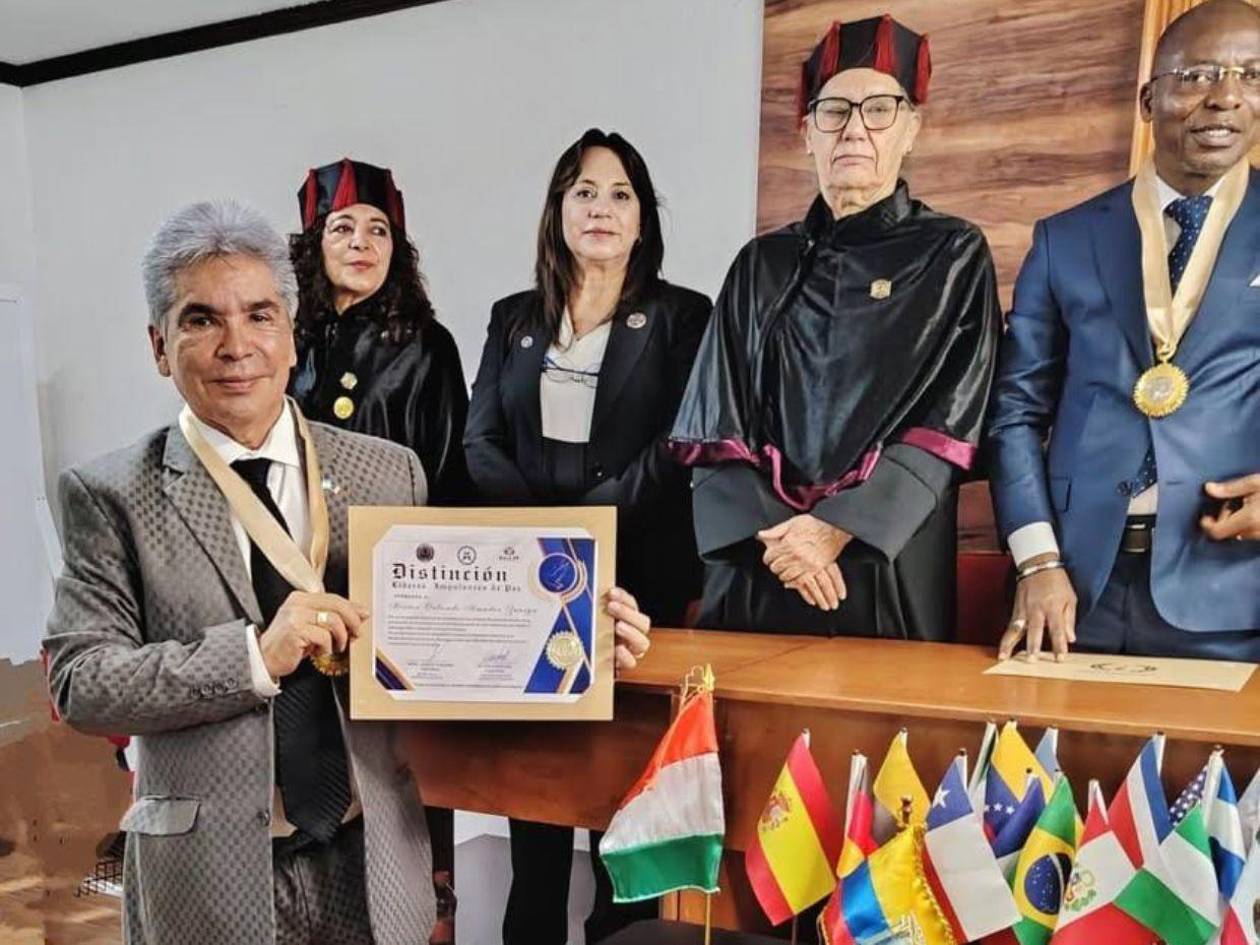 Cónsul de Honduras en México, Héctor Amador, recibe premio internacional por defensa de la paz y DDHH