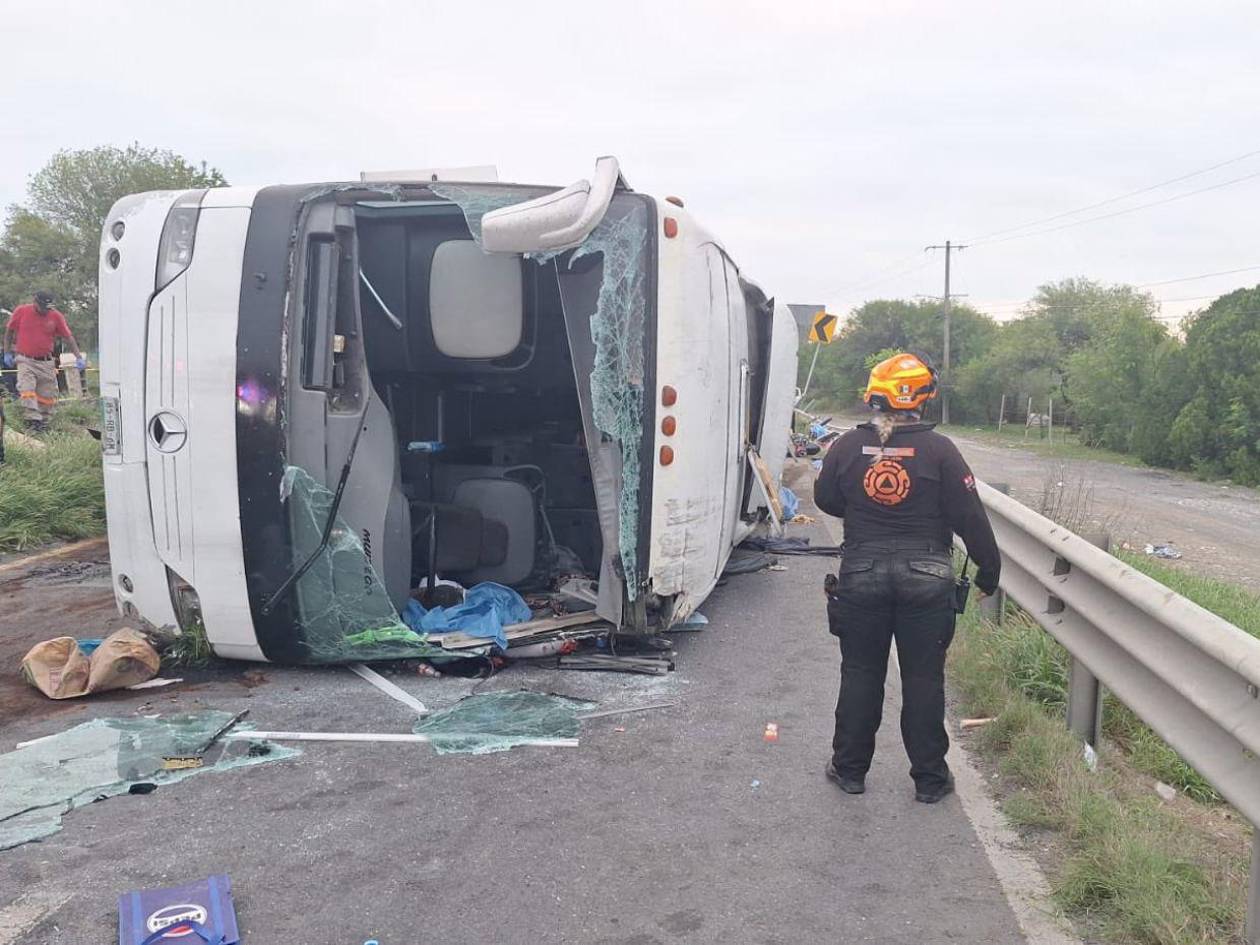 Mueren 11 personas tras volcarse un autobús en Tamaulipas, México