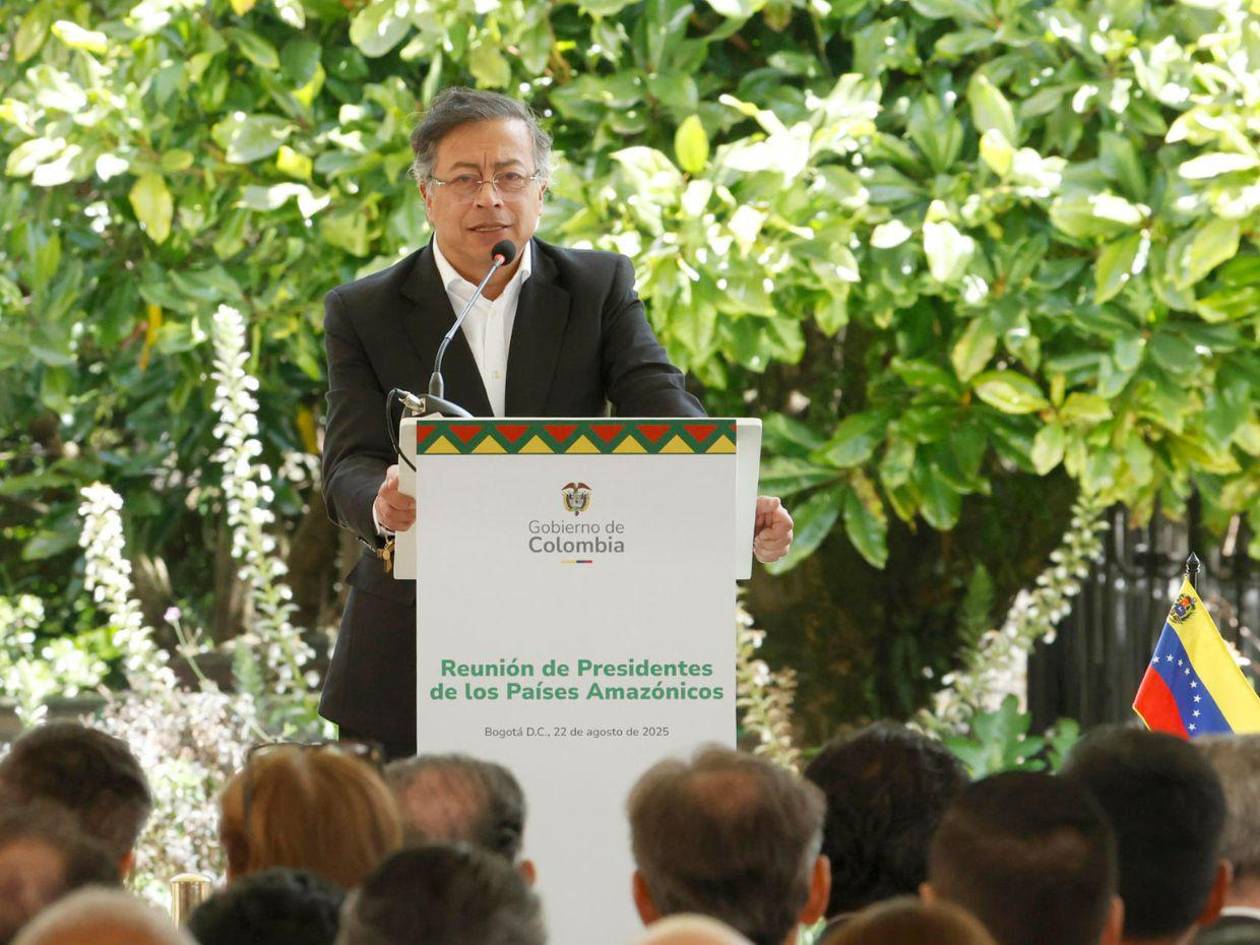 Petro califica como asesinato el ataque militar de EEUU contra barco en el Caribe