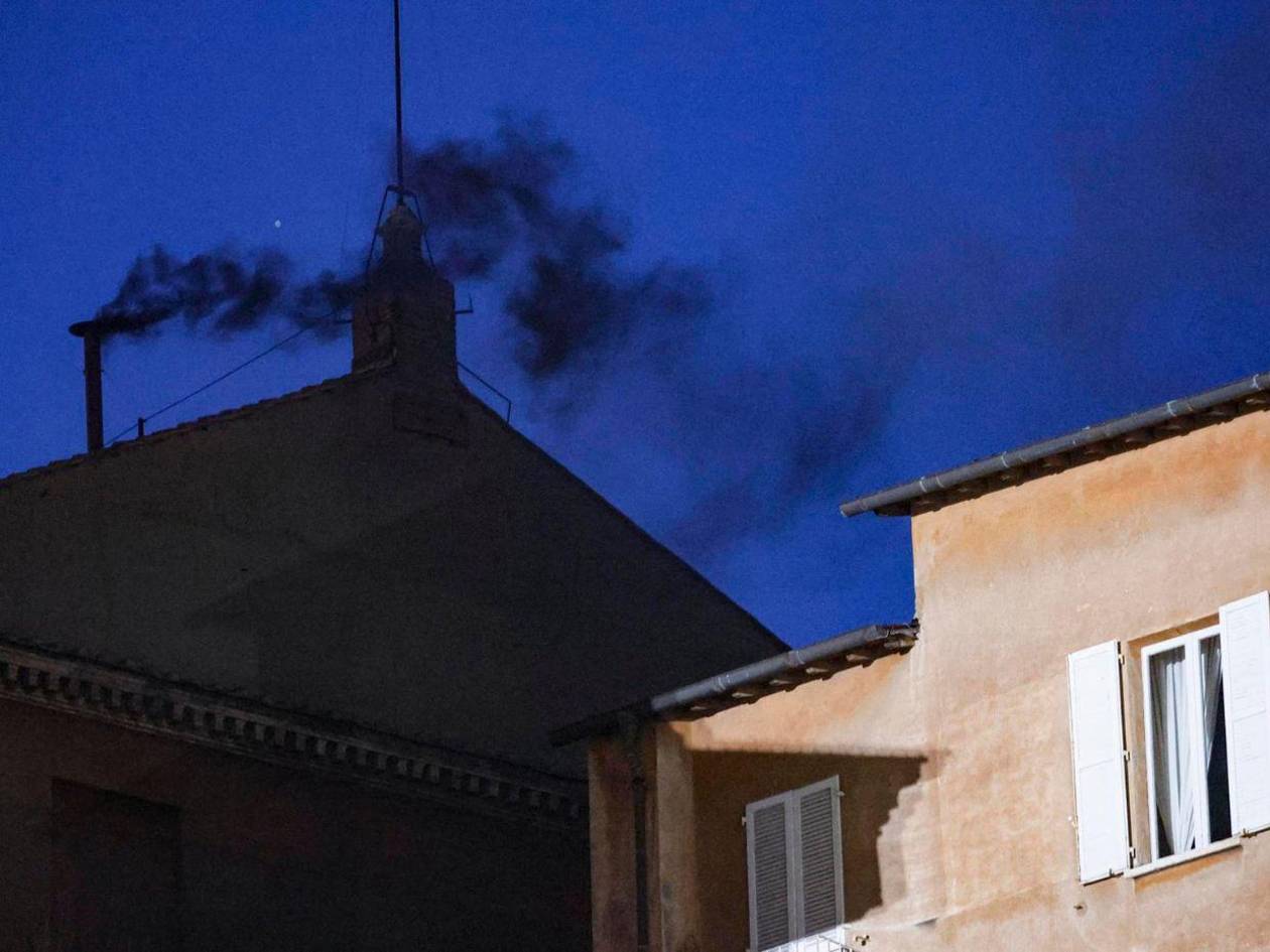 ¿Qué sigue ahora en el cónclave tras salir humo negro en el primer día?