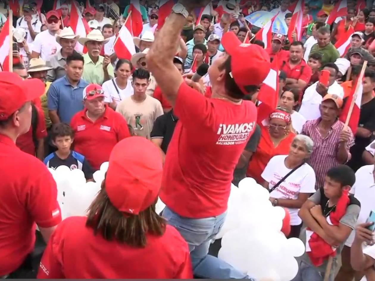 Nasralla se vuelve a arrodillar y esta vez pide a Dios “que ilumine al CNE” en las elecciones