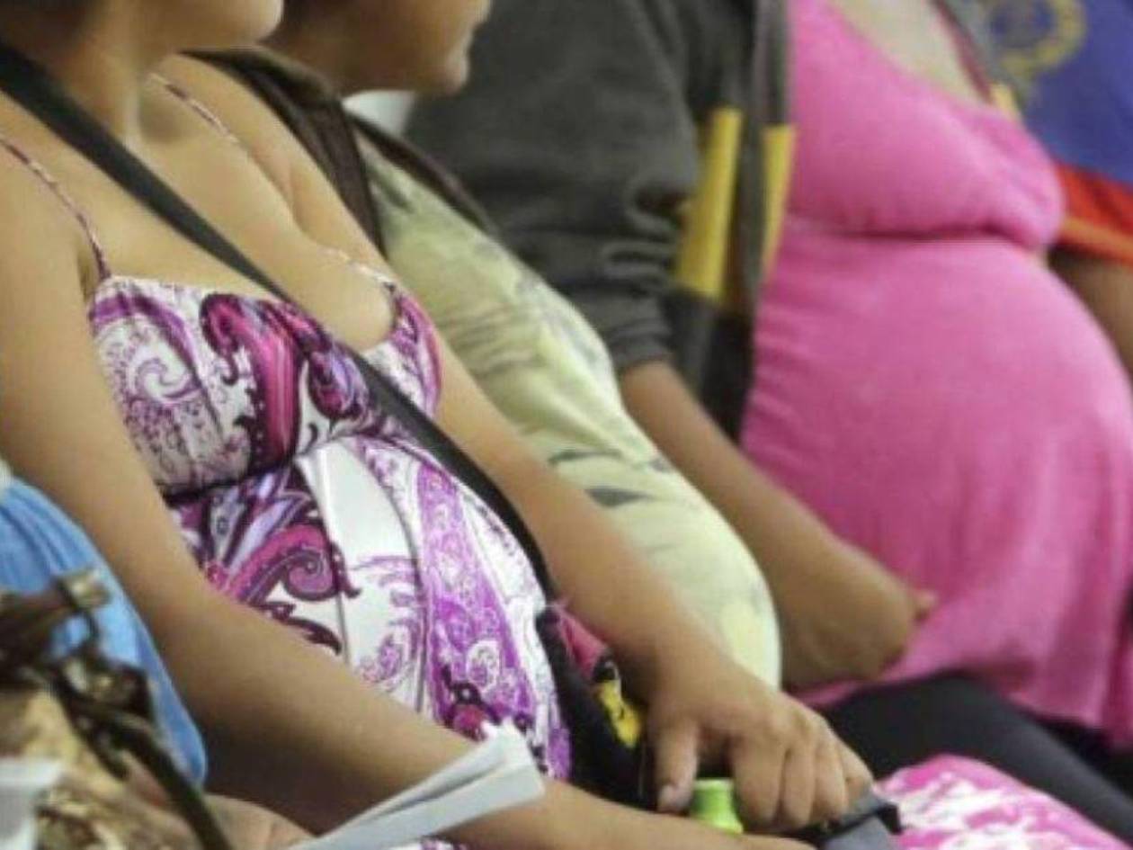 Embarazos en adolescentes frenan la educación y agravan la pobreza en el país