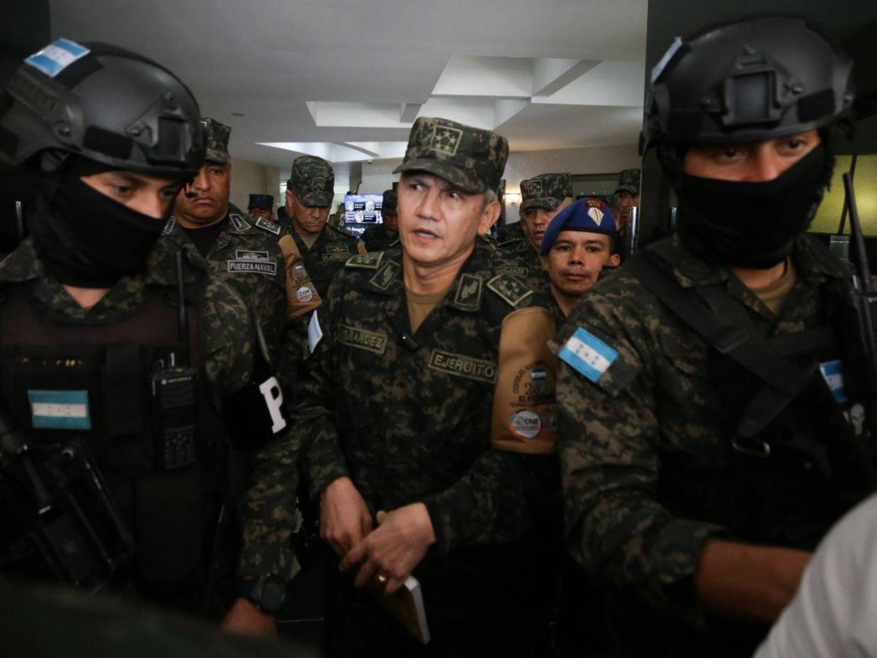 Para cuidarse la espalda, Roosevelt busca dejar a leales en cúpula militar