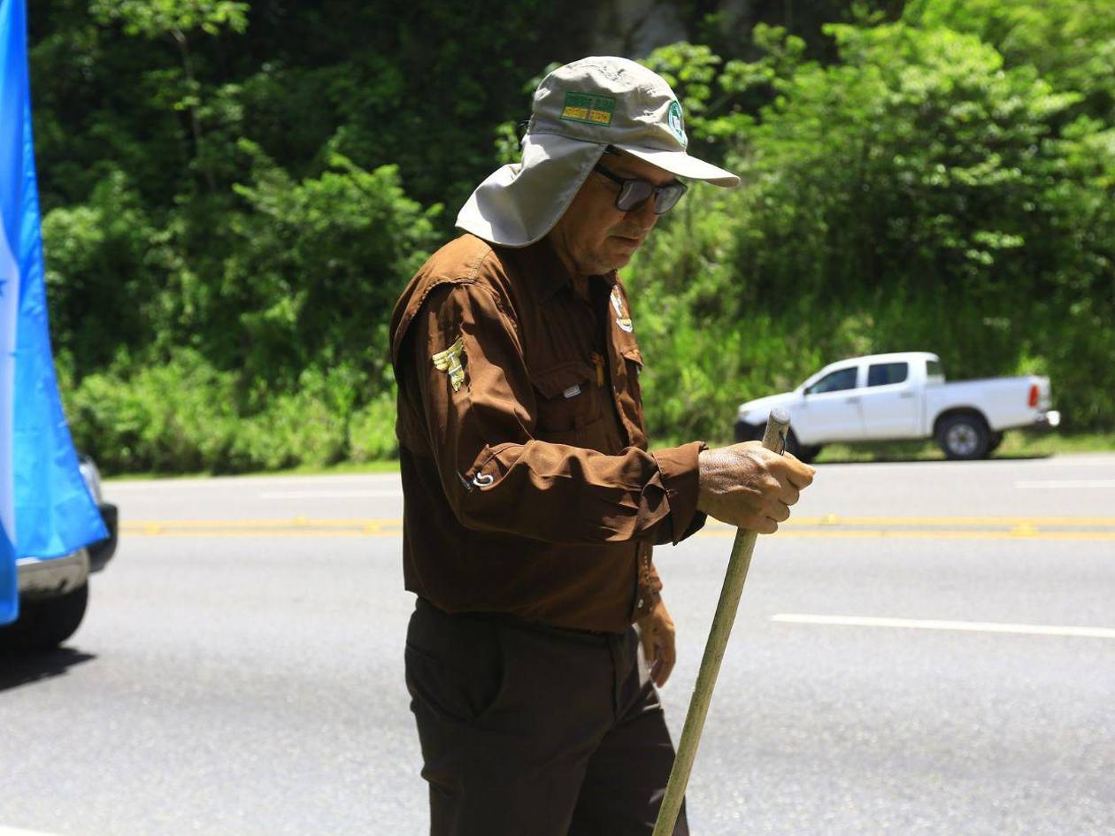 Padre Leopoldo Serrano sufre recaída en su octavo día de caminata por la paz