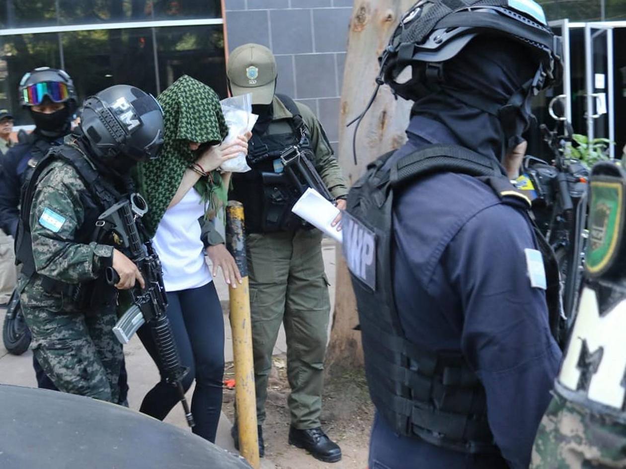 Evalúan en Medicina Forense a Francia Sofía Medina Martínez, La barbie fiscal