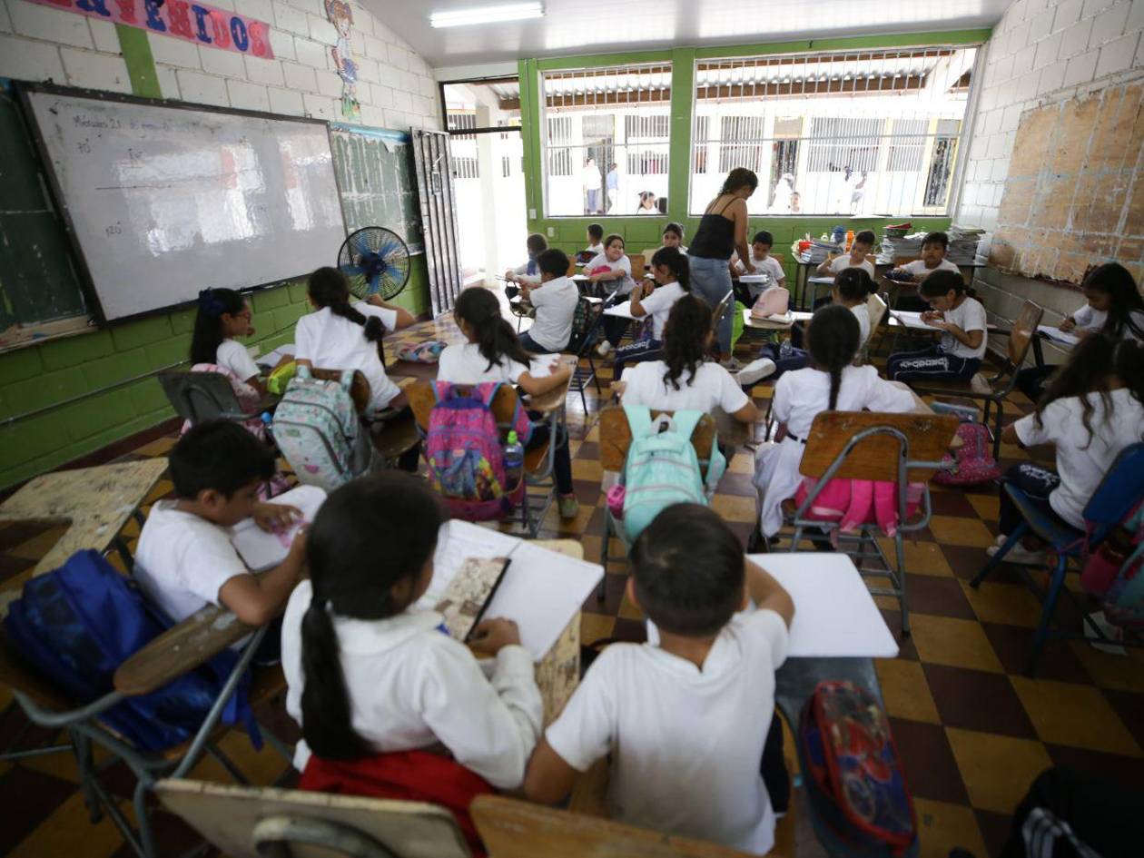 Escuelas sufren las altas temperaturas: ni agua, ni ventilación