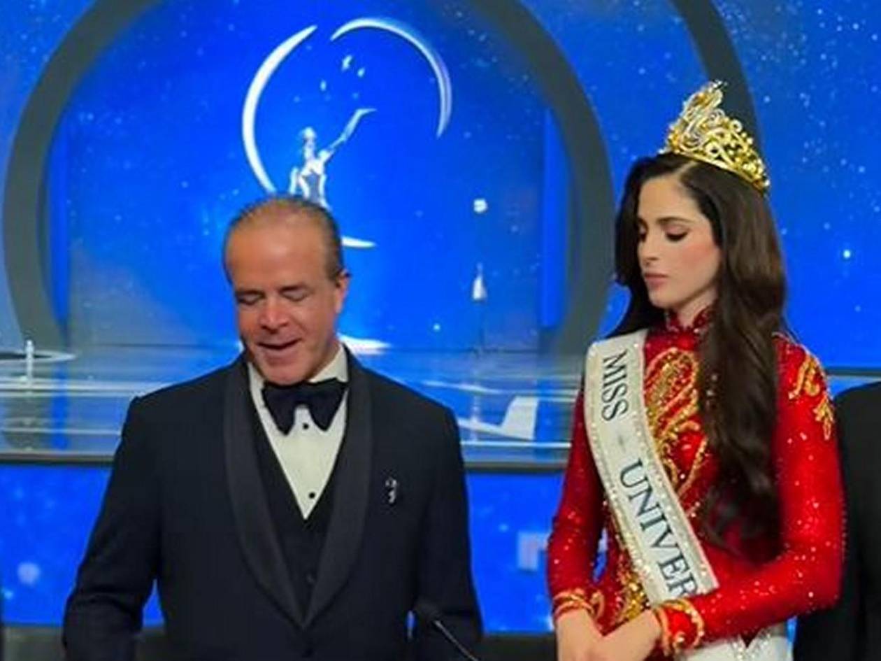 Raúl Rocha evita preguntas sobre supuesto fraude tras coronación de Fátima Bosch