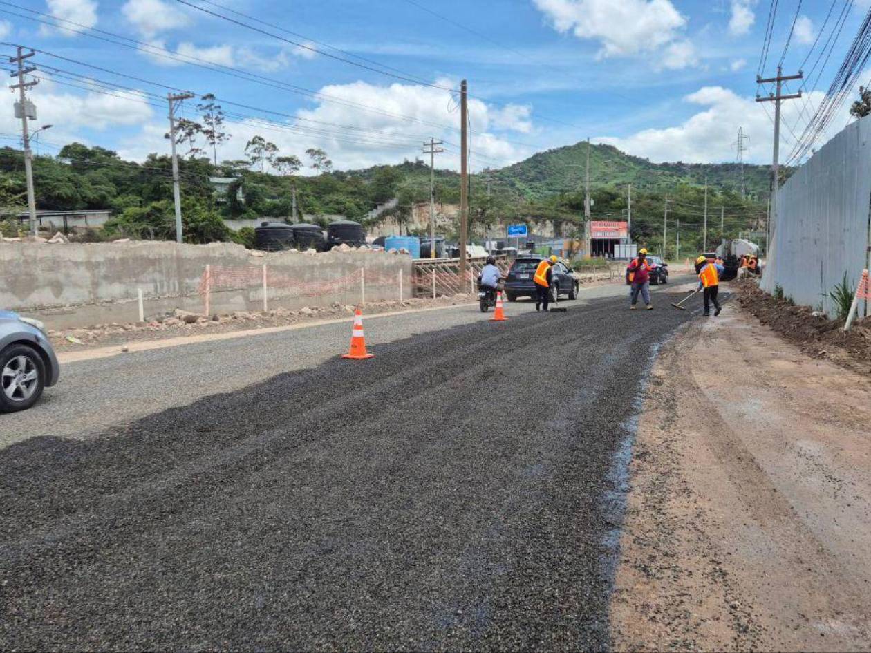 Aplican tratamiento asfáltico en salida a Mateo ante constantes quejas ciudadanas