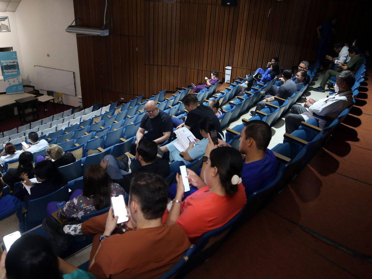 Médicos cumplen cuatro días sin dar consulta externa en los hospitales