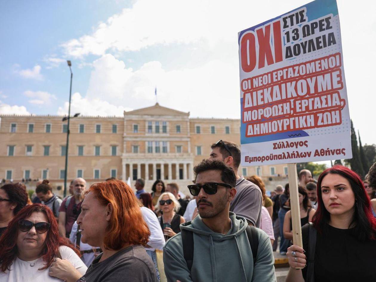 Trabajadores en huelga contra jornadas de hasta 13 horas al día en Grecia