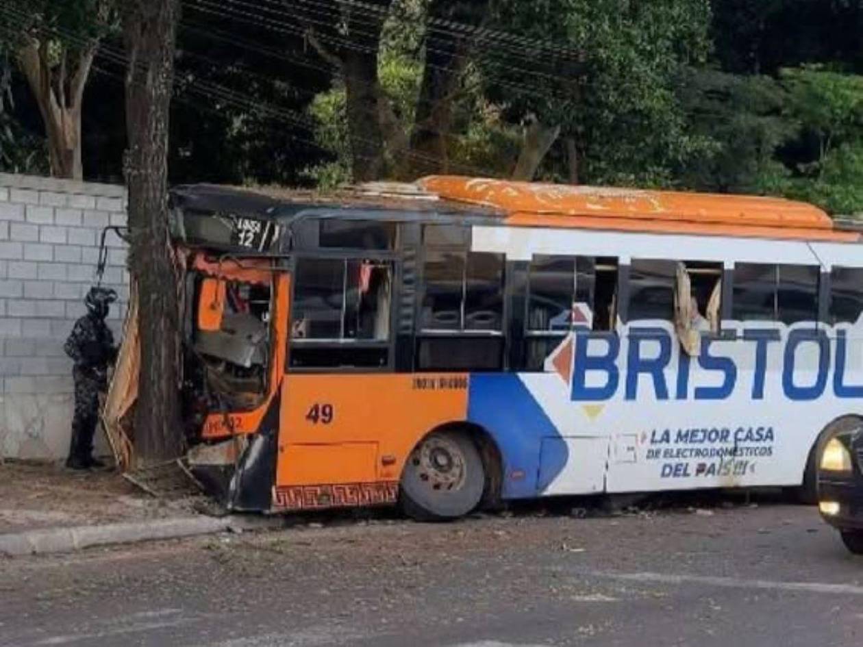 Autobús en Asunción choca contra árbol tras falla mecánica; deja 17 heridos
