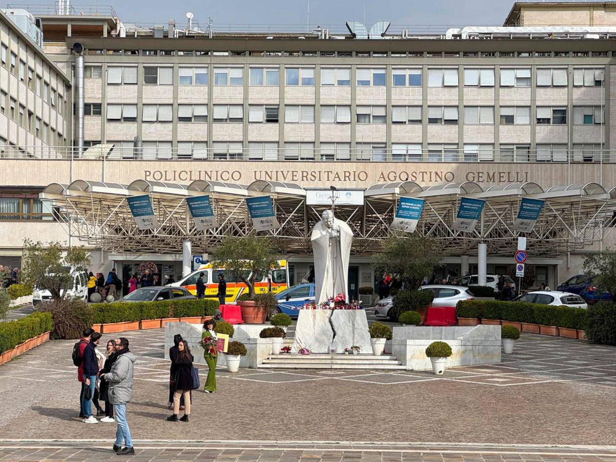 Estable y con una ligera mejoría: nuevos detalles del estado de salud del papa