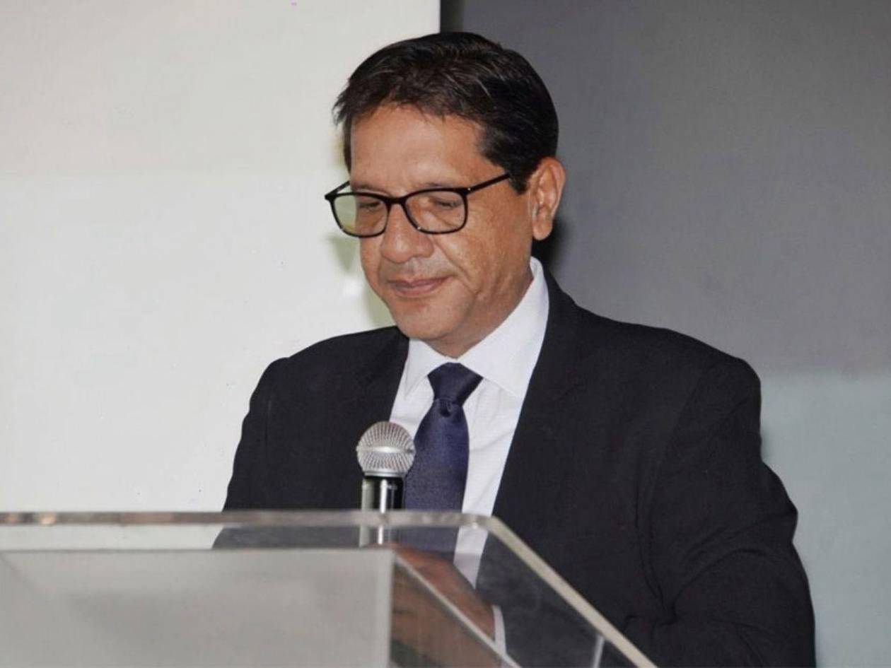 Denuncian hackeo del teléfono de magistrado del TJE, Mario Flores