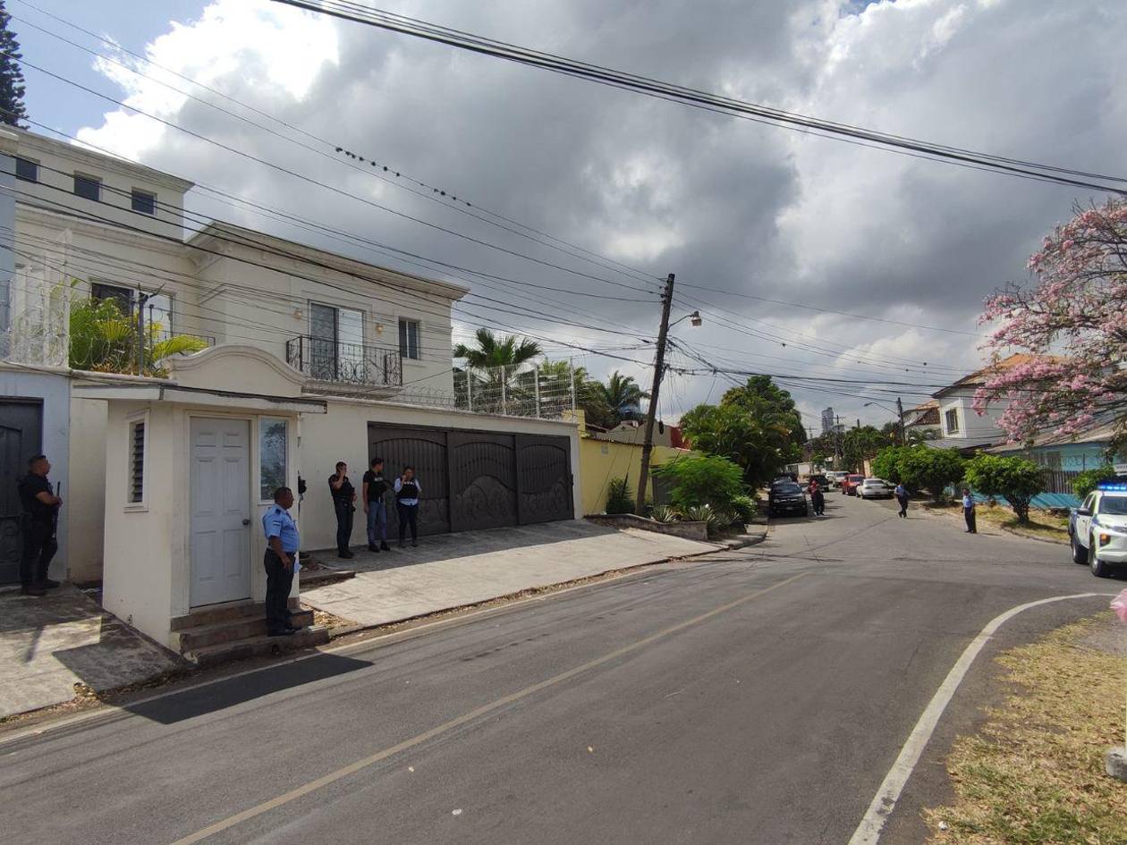 Autoridades esperan orden de allanamiento contra Esdras Amado López por denuncia de maltrato familiar