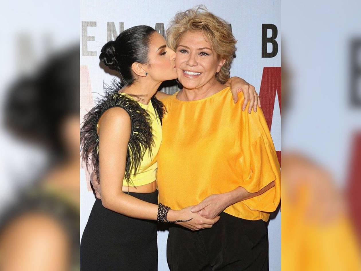 Aislinn Derbez comparte mensaje tras muerte de su mamá: necesito vivir mi duelo en paz