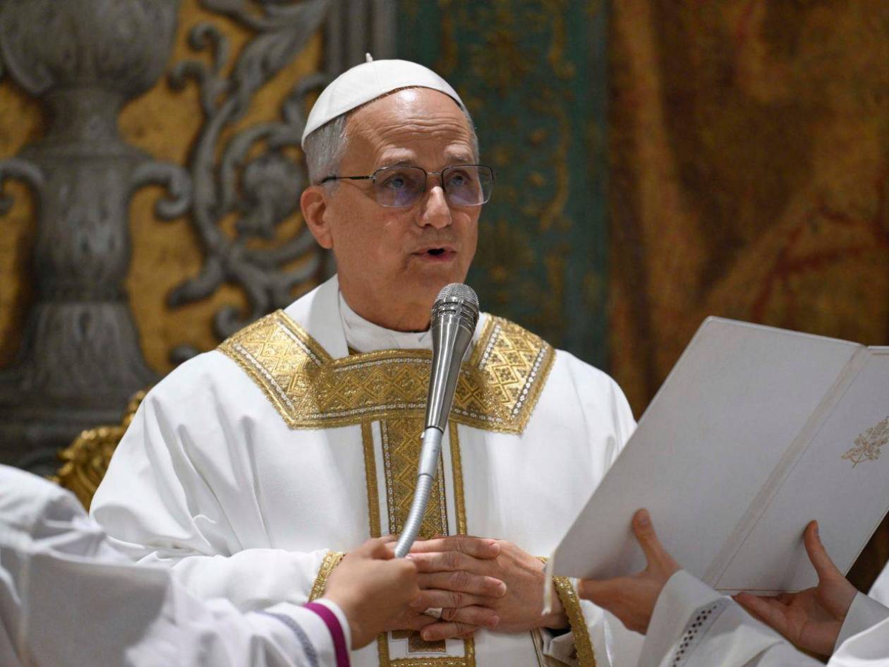 Papa León XIV celebra su primera misa frente a cardenales en la Capilla Sixtina