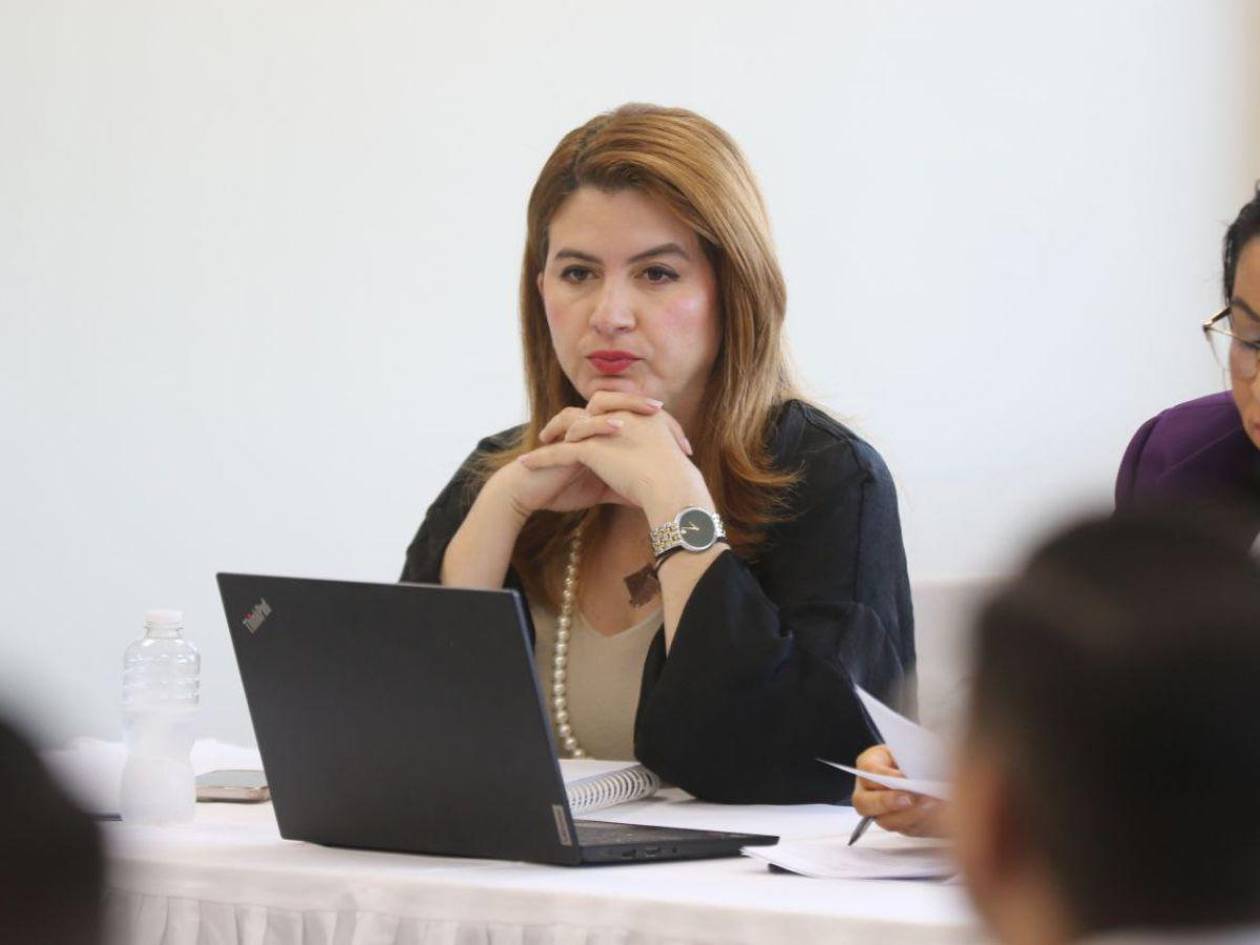 Vamos a sostenernos firmes: Cossette López tras intención de renuncia de Ana Paola Hall al CNE