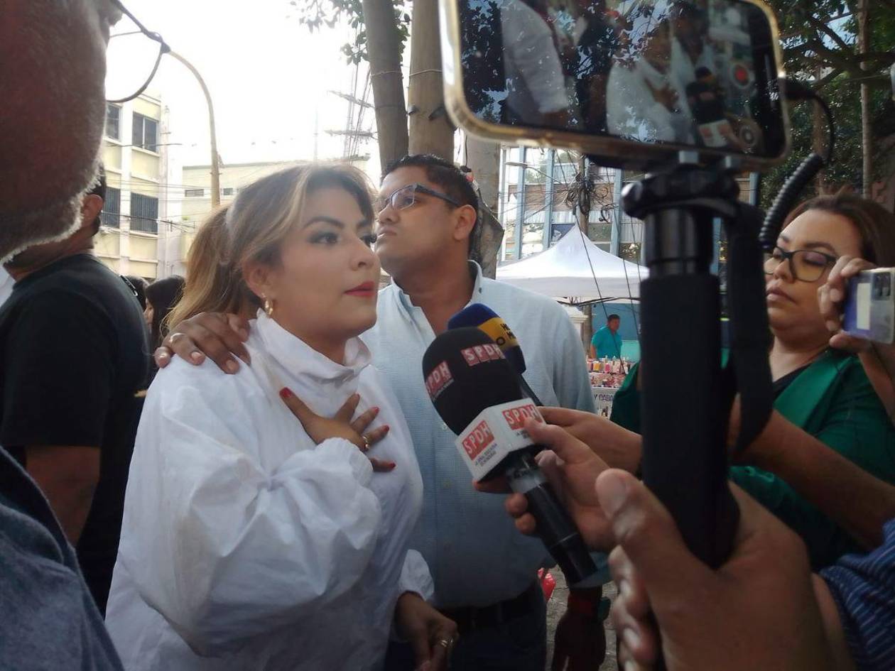 Colectivos de Libre atacan a Saraí Espinal en protesta frente al Congreso