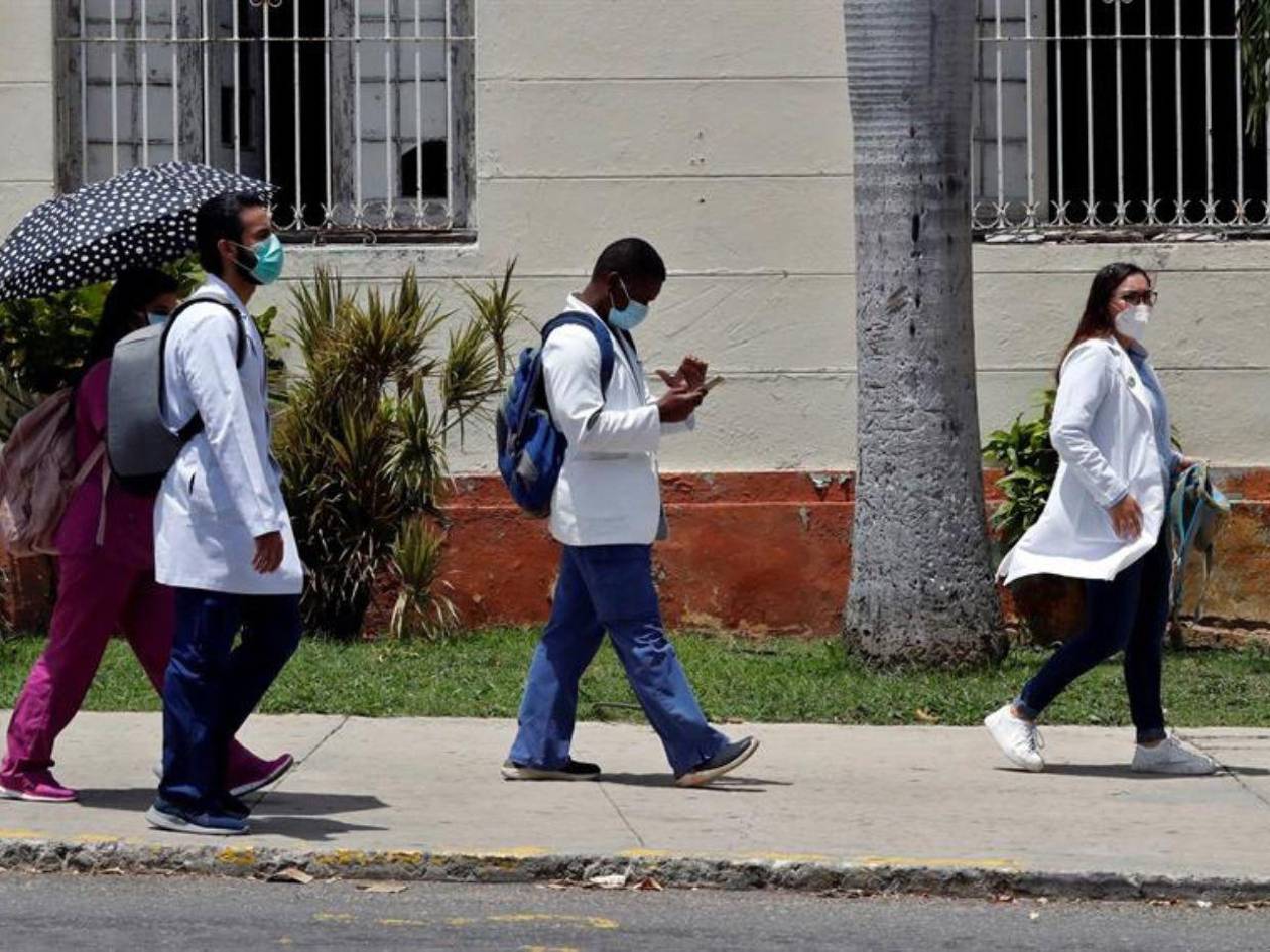 Cuba condena las restricciones de visados de EE UU a involucrados en sus misiones médicas