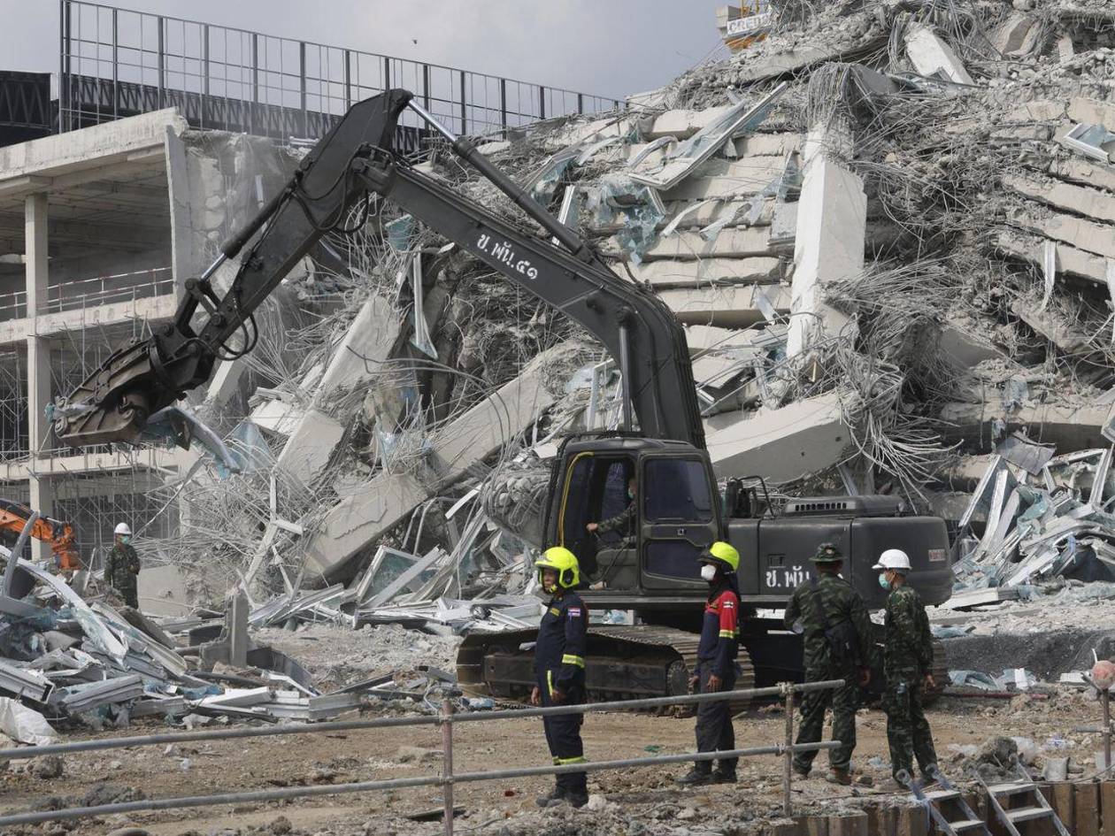 Bangkok busca supervivientes entre escombros de un edificio 24 horas después del terremoto