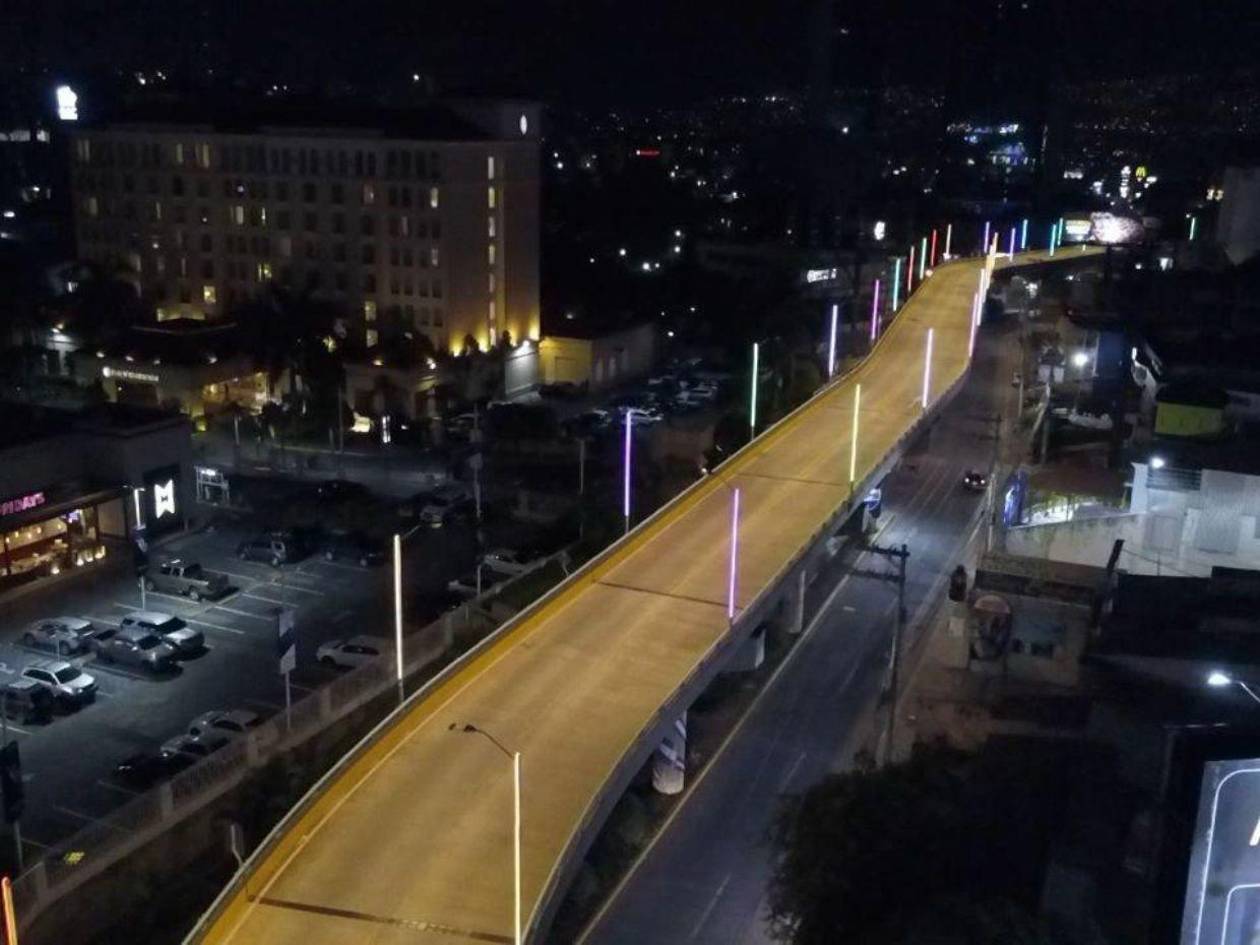 Iluminan puente a desnivel Bicentenario en el bulevar San Juan Bosco