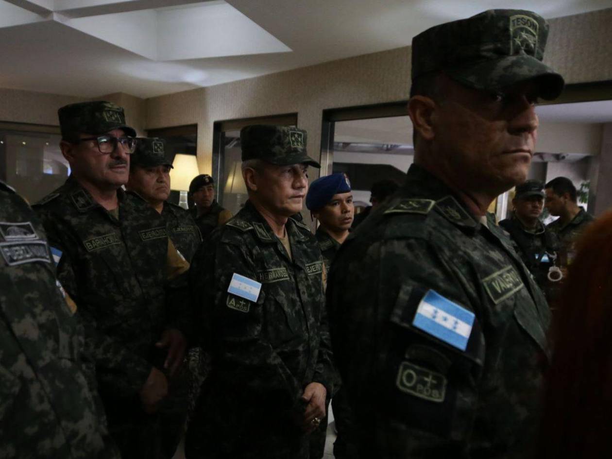 Jefe de FF AA ordena inusual desarme de oficiales por falta de logística