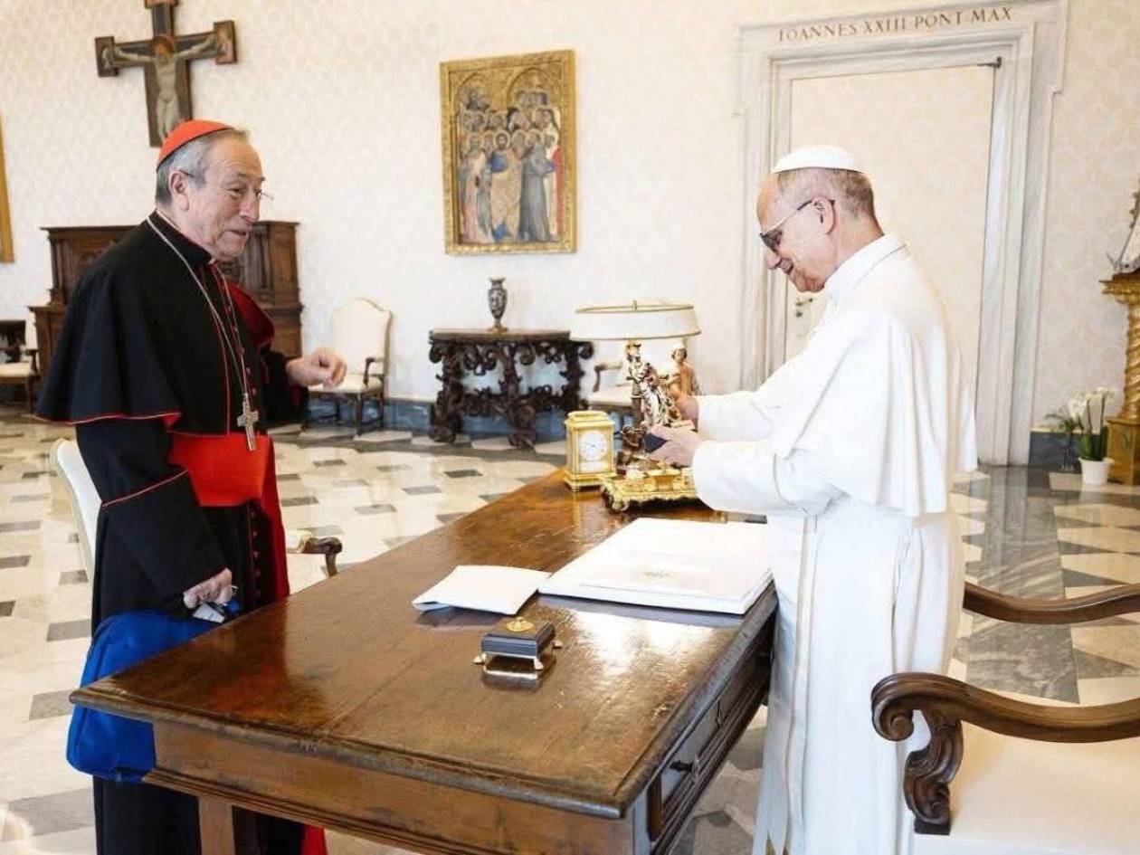 Óscar Andrés Rodríguez entrega estatuilla de los Catholic Music Awards al papa León XIV