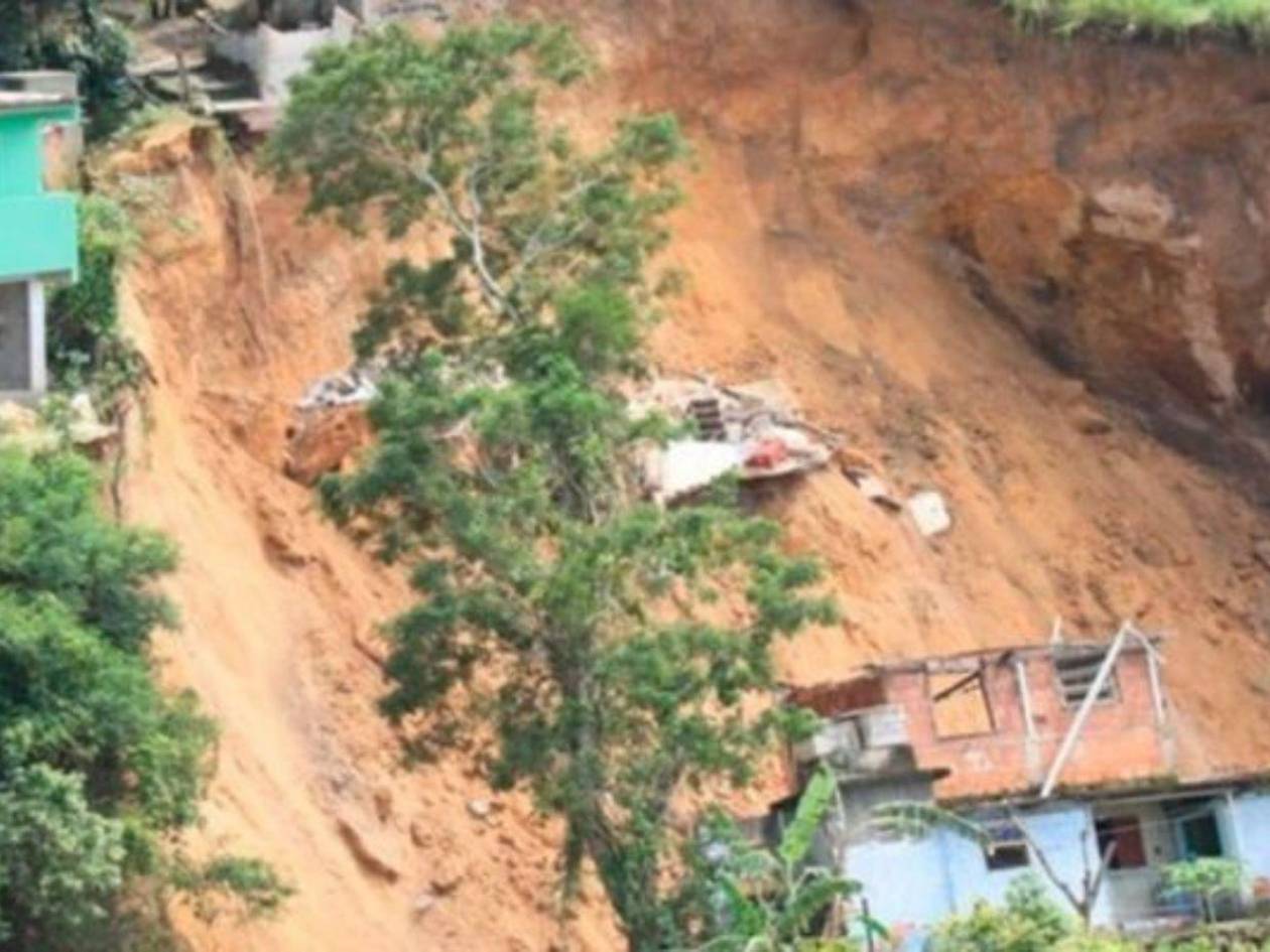 Tres menores desaparecidos y diez heridos tras un alud en Colombia