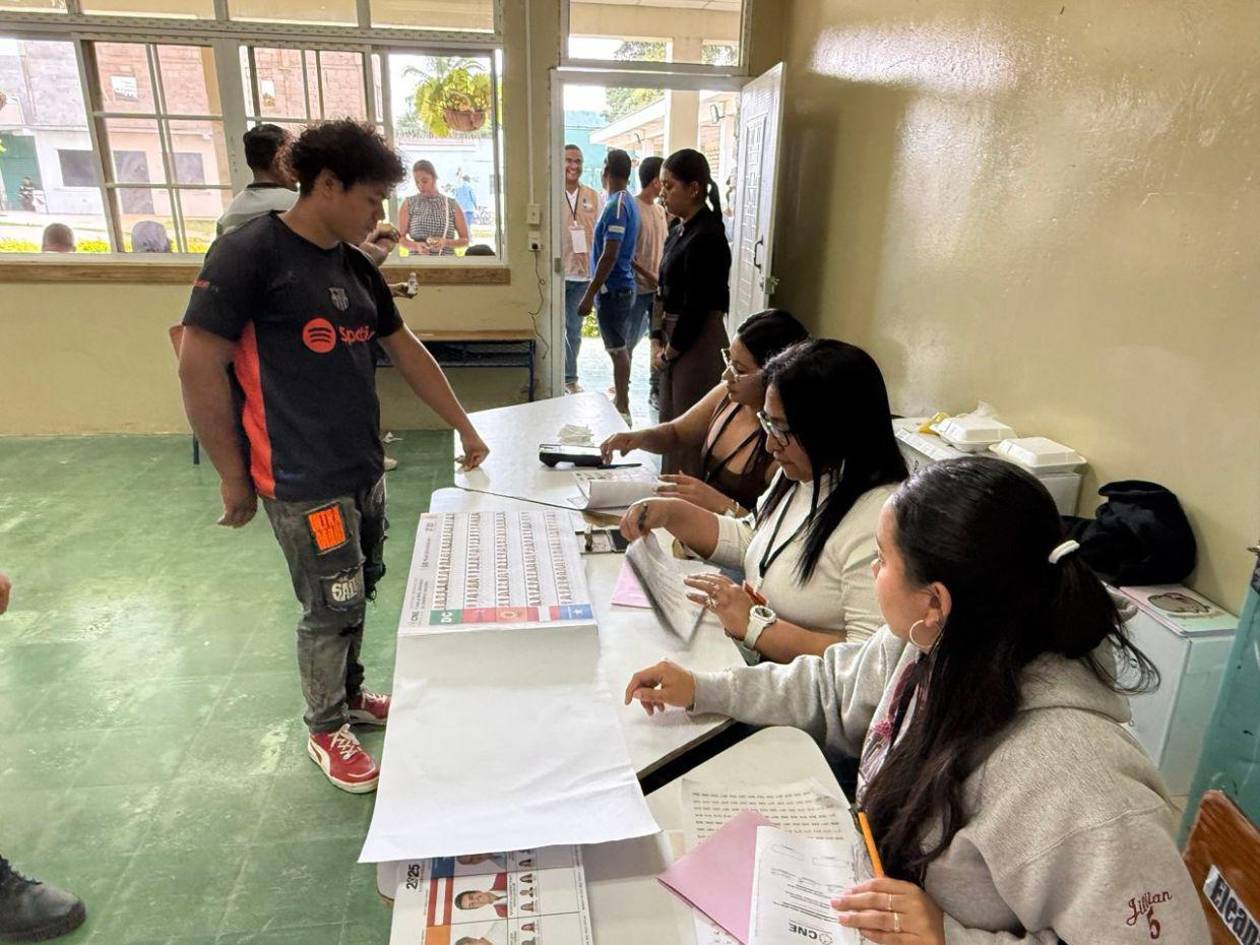 Euforia, color y convencimiento en el voto marcan la jornada electoral en Guaimaca