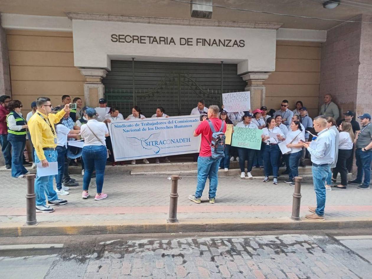 Sitraconadeh exige aumento de presupuesto con protesta en la Secretaría de Finanzas
