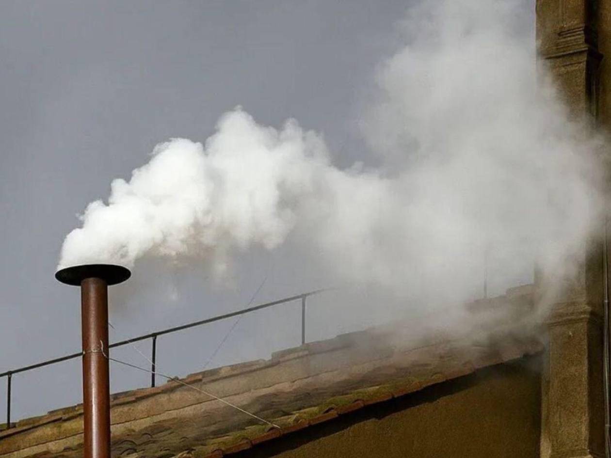 ¡Habemus Papam! Humo blanco en el cónclave en el Vaticano