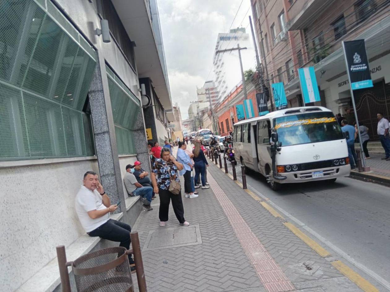 Gobierno fija fechas de pago y transportistas suspenden protestas en Tegucigalpa