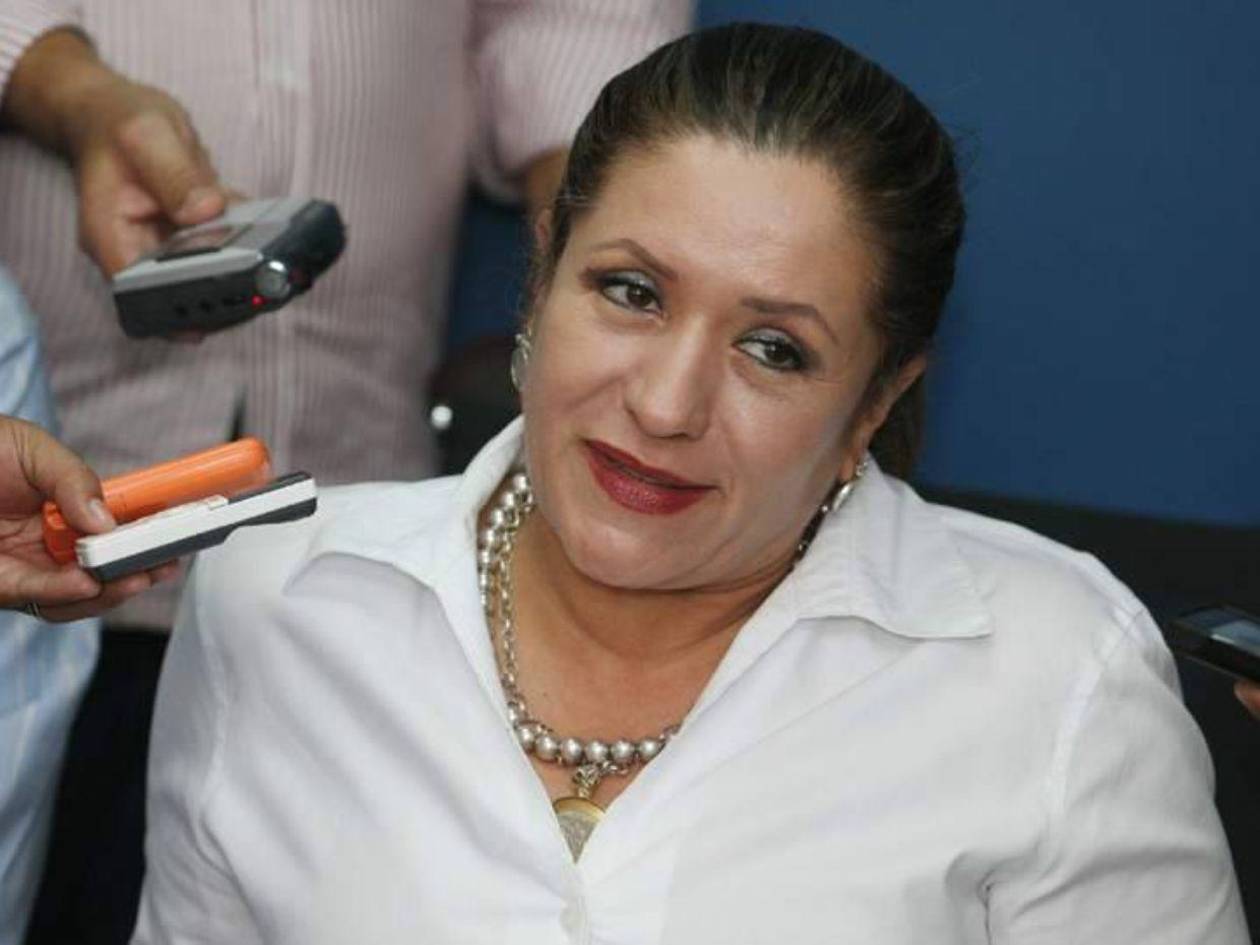 Gladys Aurora López llega a audiencia tras acusación de malversación