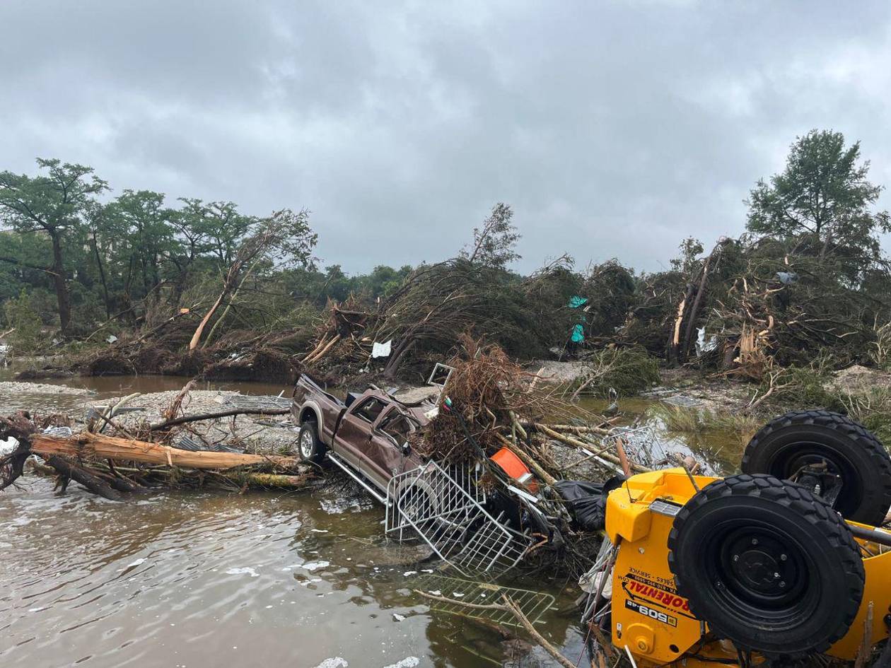 Sube a 43 cifra de víctimas por inundaciones en Texas