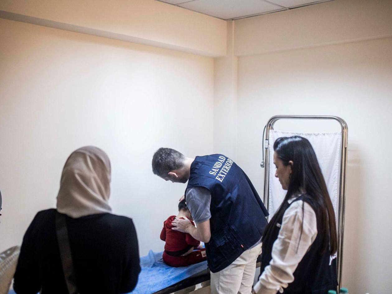 Salen de Egipto 13 niños gazatíes con cáncer que serán tratados en España