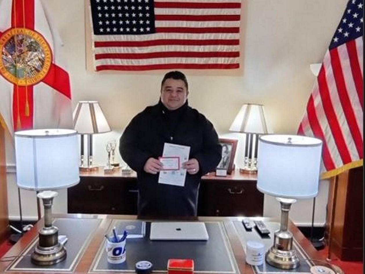 Fundación 15 de Septiembre recolecta firmas para exigir renuncia del Canciller Reina