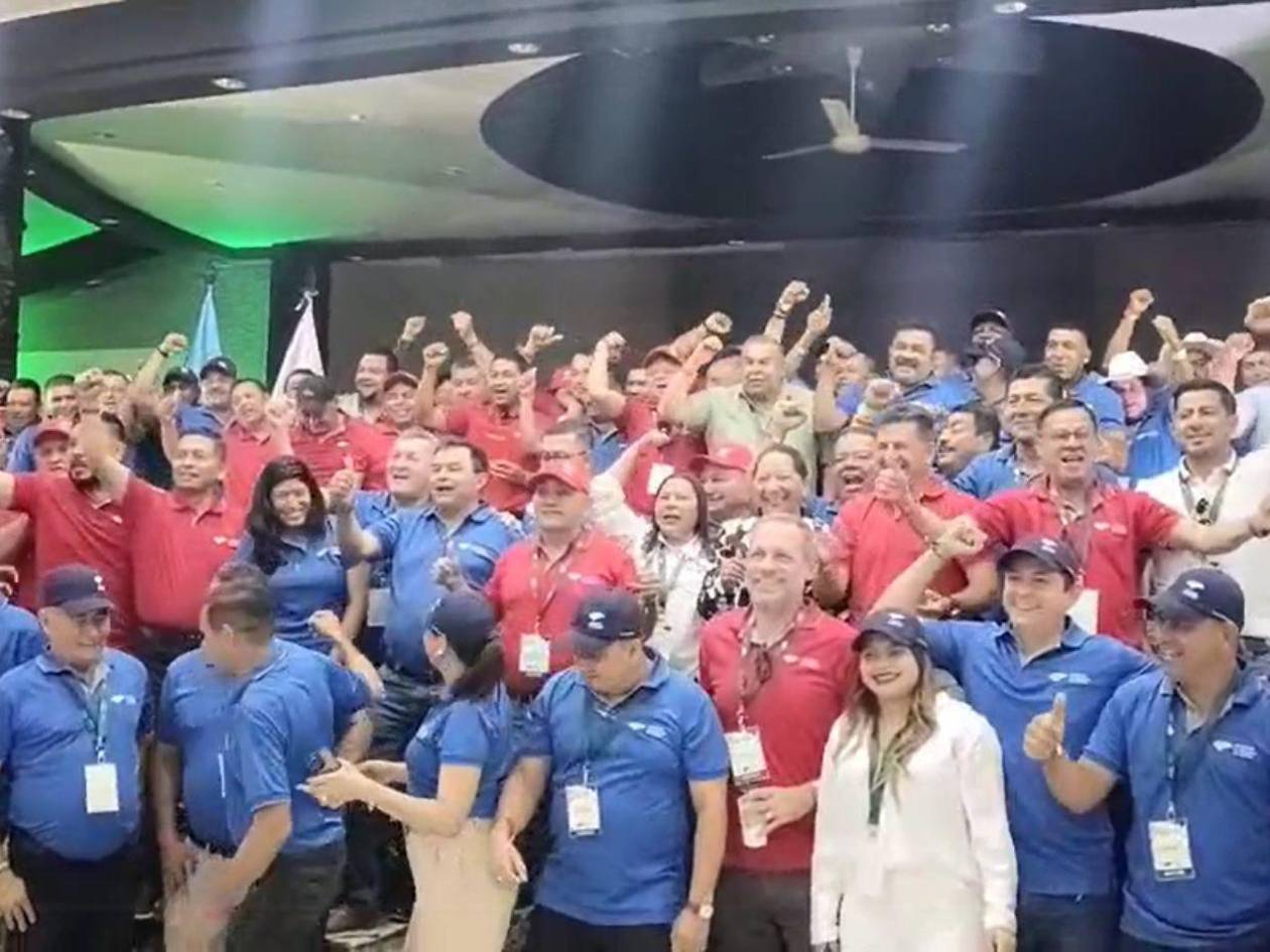 Alcaldes del PN y PL gritaron Libre se va en Asamblea de Municipios en Roatán