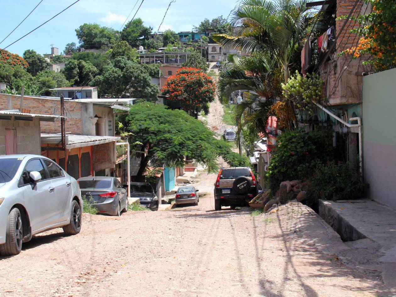 Vecinos de Villa Nueva de la capital reclaman por atraso en alcantarillado