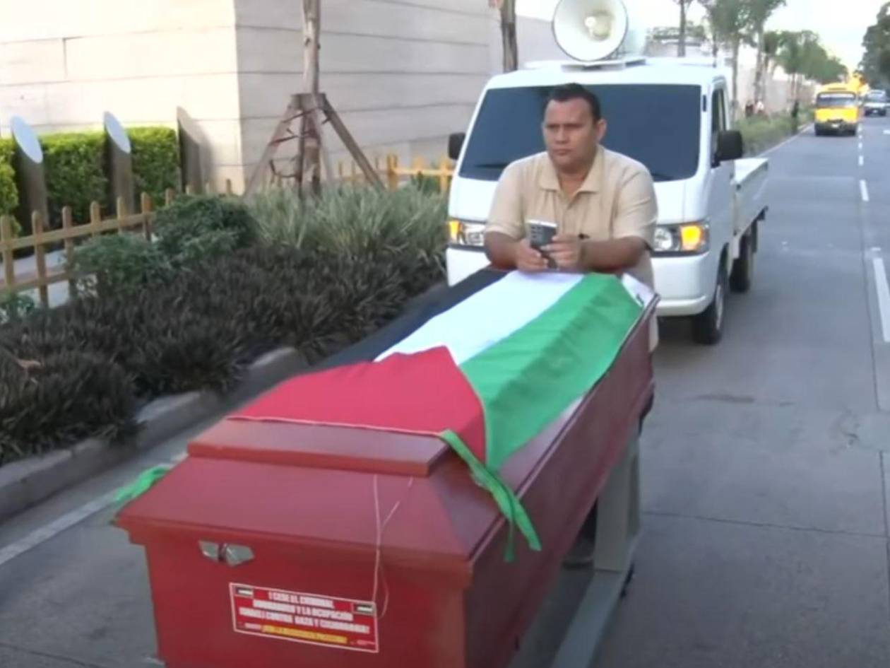 ¡Con ataúd! Protestan frente a la embajada de Estados Unidos por cancelación del TPS