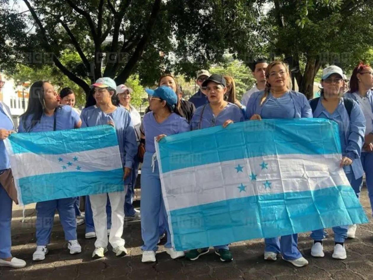 Profesionales de enfermería protestan en Tegucigalpa para exigir reasignación salarial