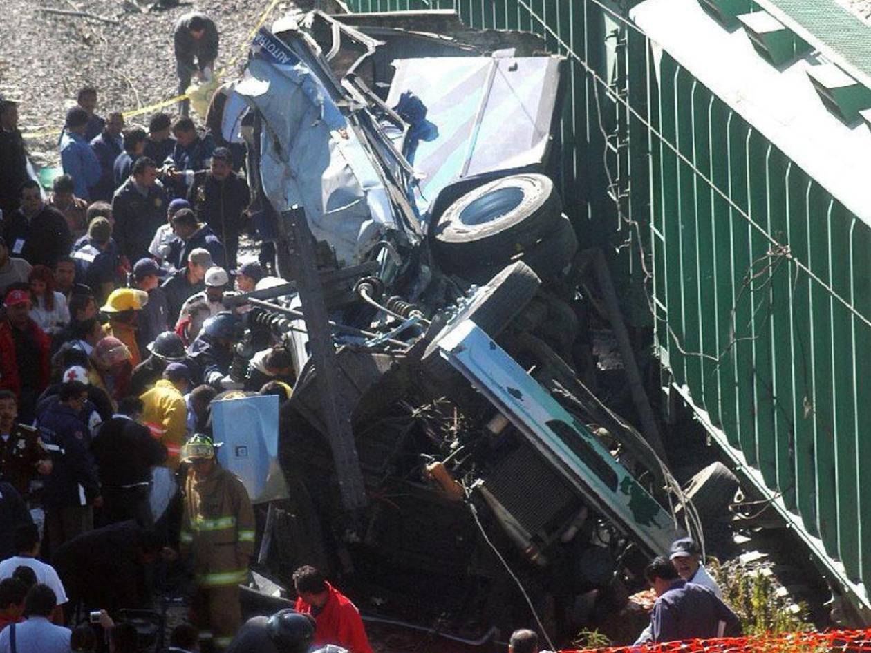 Choque entre tren y autobús de pasajeros deja cinco muertos en el centro de México